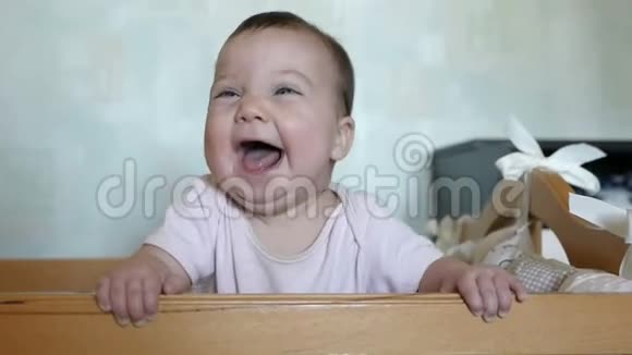 小有趣的女孩站在婴儿床上笑快乐童年概念视频的预览图