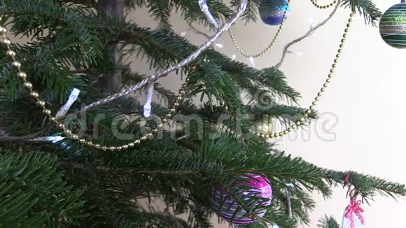 装饰的圣诞树玩具和白光闪烁视频的预览图