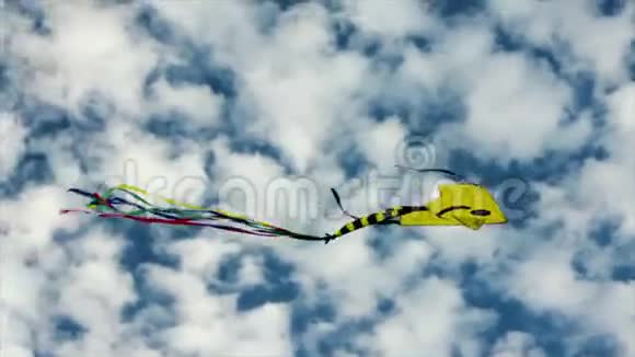 黄色的风筝在多云的蓝天视频的预览图