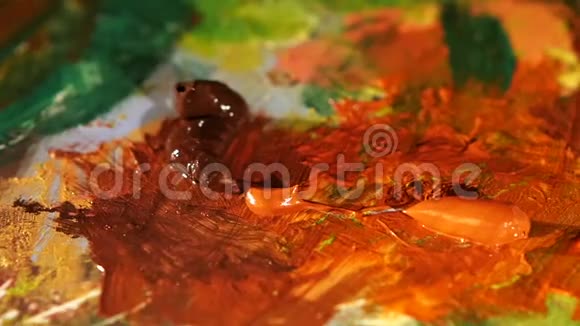 油漆混合棕色和橙色油画视频的预览图