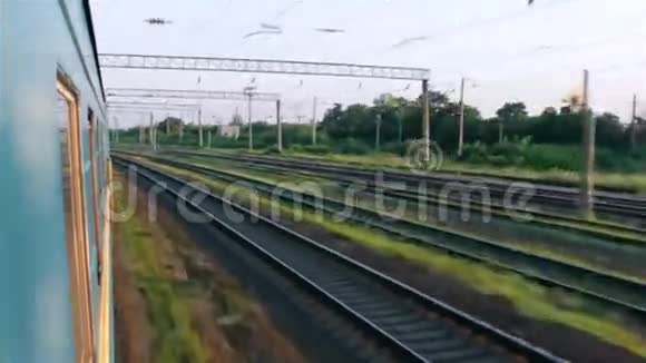 坐火车旅行铁路轨道通过时旅客列车侧面的视图视频的预览图