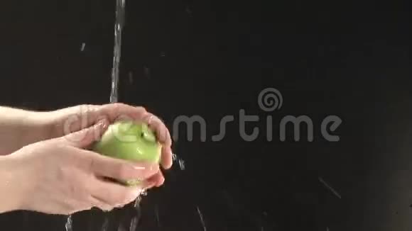 清洗苹果的库存录像视频的预览图