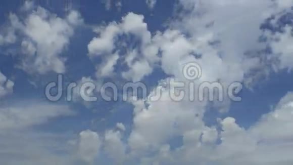 白云在蓝天上掠过金色麦田的时间流逝视频的预览图