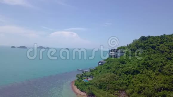 泰国热带岛屿上有豪华别墅的住宅区鸟瞰图视频的预览图