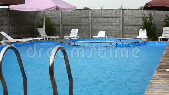 大雨掉进游泳池视频的预览图