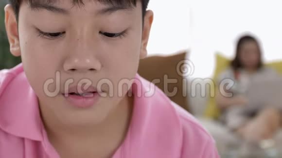 4个亚洲男孩在家吃午饭视频的预览图
