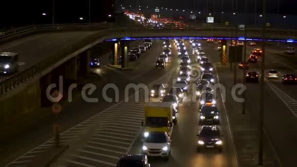 汽车前照灯的灯光夜间城市汽车的运动高速公路上汽车的运动视频的预览图