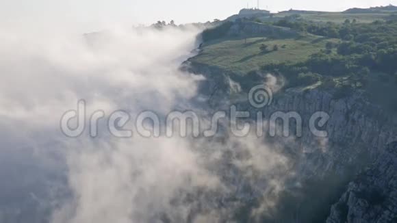 云在山岩下面移动视频的预览图