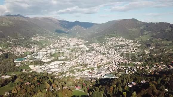 从空中俯瞰莱夫甘迪诺卡斯尼戈皮亚和圣安德里亚的村庄视频的预览图