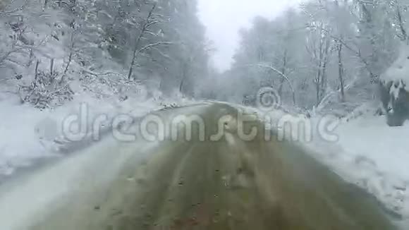汽车在雪滑的路面上追逐摩托车视频的预览图