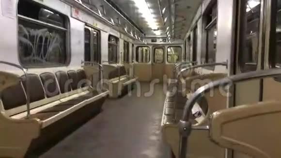 莫斯科地铁车厢内景视频的预览图