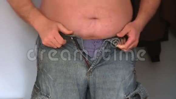 超重的人试图系太小的衣服视频的预览图