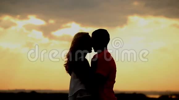 日落时的爱情剪影充满激情的吻视频的预览图