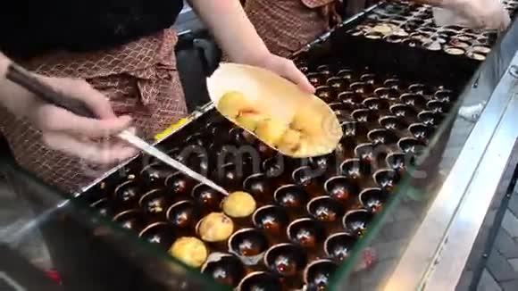 在日本大阪的大顿博里高崎是一种球状日本小吃视频的预览图