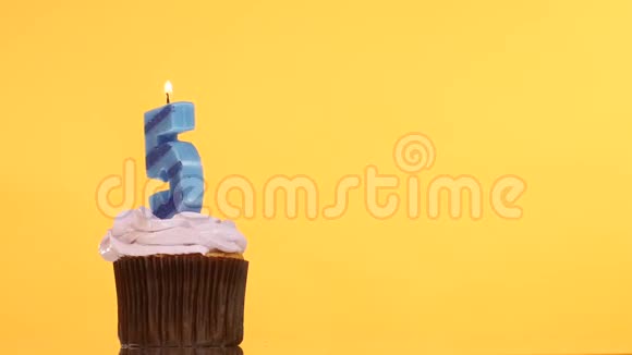 五号蜡烛的生日蛋糕视频的预览图