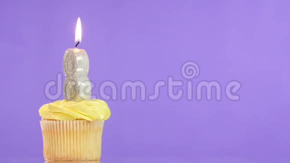 八号蜡烛的生日蛋糕视频的预览图