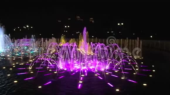 晚上莫斯科的慢动作舞蹈喷泉视频的预览图