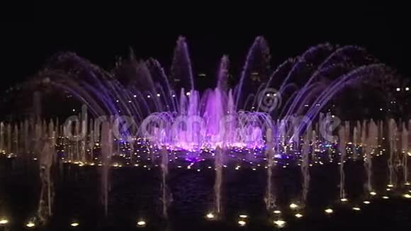 夜间莫斯科的慢动作明亮多彩的舞蹈喷泉视频的预览图