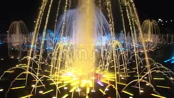 夜间莫斯科的慢动作明亮多彩的舞蹈喷泉视频的预览图