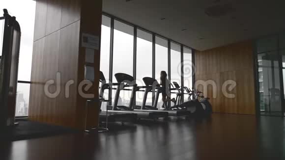 健身房里的女人视频的预览图