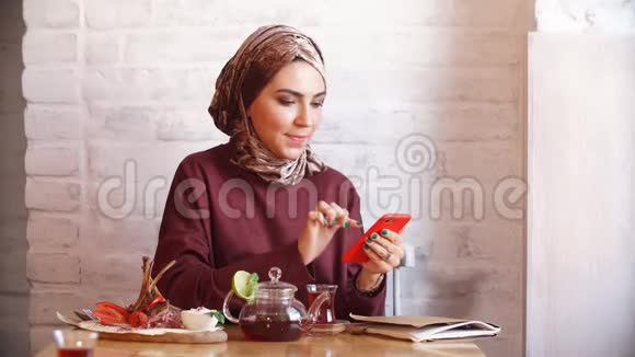 在咖啡厅工作的穆斯林商业女性视频的预览图