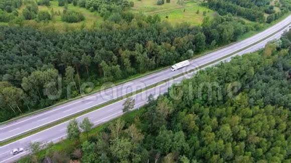 视频无人驾驶飞机在通往波兰北部的路上的森林道路上的鸟瞰图视频的预览图