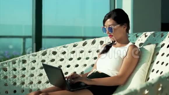 一个手提电脑的女人坐在她豪华的家里视频的预览图