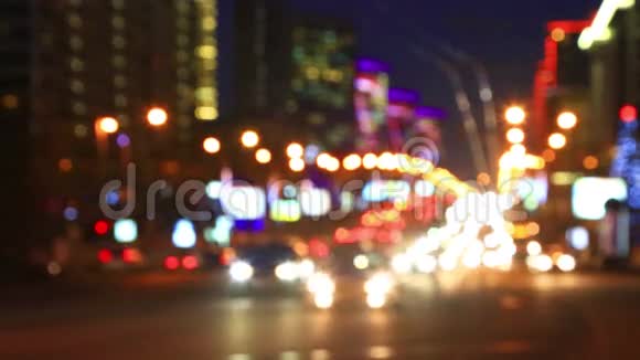 莫斯科新阿尔巴特大道夜间交通的明亮灯光视频的预览图