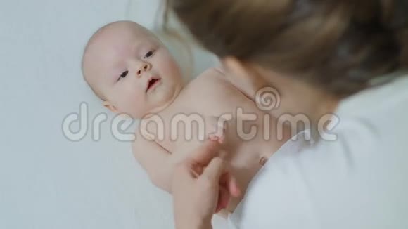 父母牵着新生儿的手视频的预览图