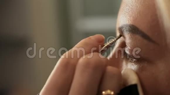 美容美发化妆师用刷子画眉毛金发美女视频的预览图