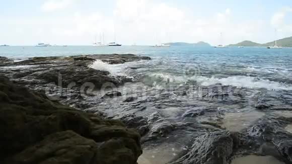 敖延海滩海岸线风光波浪在低角度的岩石上冲刷视频的预览图