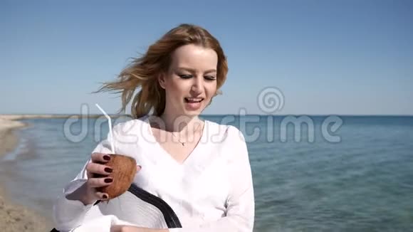 夏季在海滨休息美丽的女性在海滩度假视频的预览图
