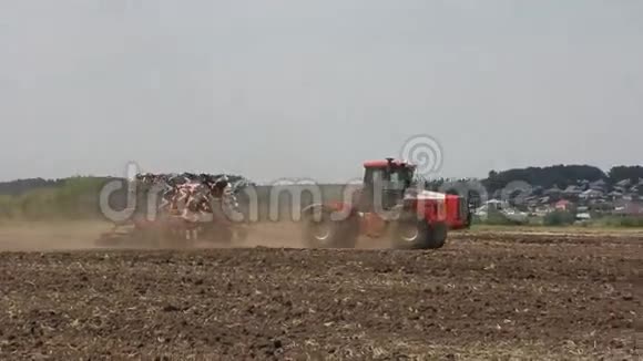农民在拖拉机上准备播种视频的预览图