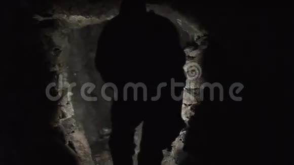 探索历史悠久的地下洞穴视频的预览图