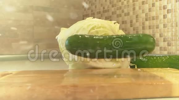 卷心菜黄瓜在木头上视频的预览图