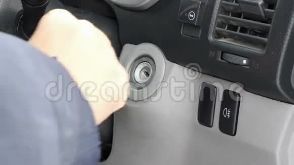 人手曲柄发动机车钥匙视频的预览图