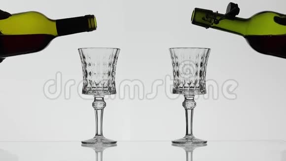 玫瑰酒红酒在白色背景下倒入两个酒杯视频的预览图