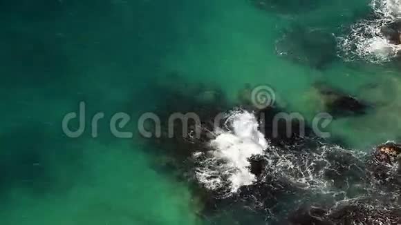 海浪在海滩上的运动视频的预览图
