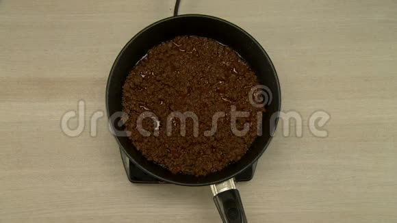在烹饪过程中观看烹饪搅动豆子和肉视频的预览图
