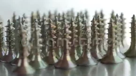在银色背景上隔离的木螺钉桩视频的预览图