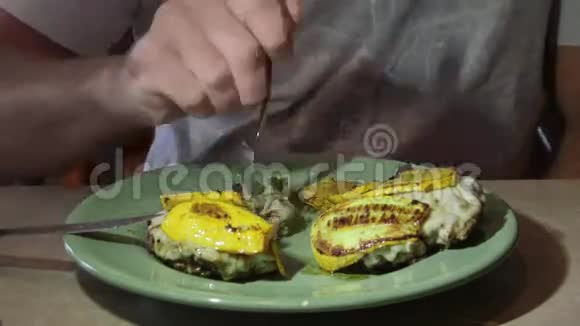 男人用叉子吃汉堡肉视频的预览图