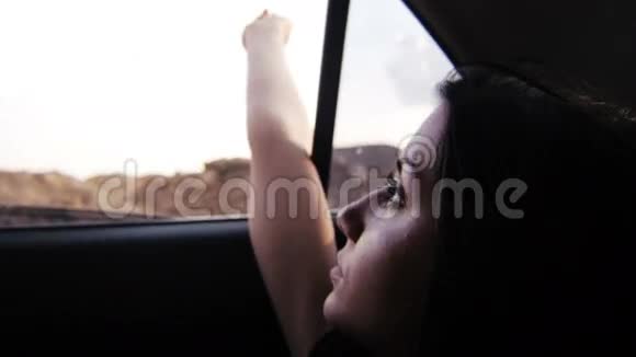 从车窗日落中眺望的少女视频的预览图