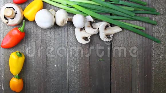 木板上的蔬菜视频的预览图