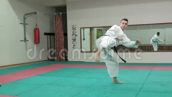 肌肉发达的年轻人练武术高举柔道空手道做超慢动作视频的预览图