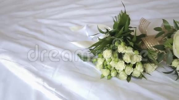 白色桌布上的婚礼花束视频的预览图