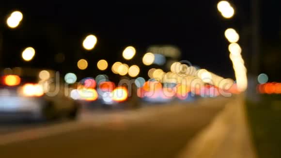 夜晚的交通信号灯模糊不专注故意视频的预览图