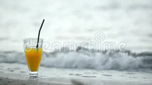 在海滩上喝杯鸡尾酒在沙滩上荡漾视频的预览图