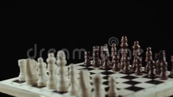 黑色背景下的国际象棋游戏视频的预览图