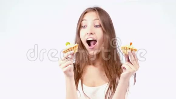 快乐的女孩吃蛋糕视频的预览图