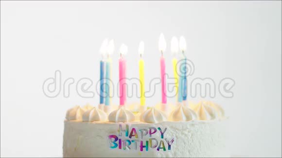 用燃烧的蜡烛做生日快乐蛋糕视频的预览图